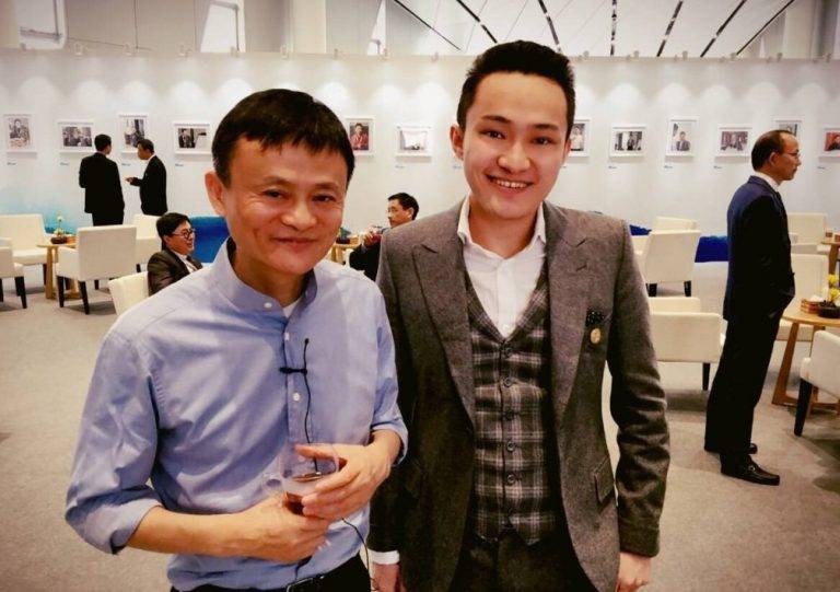 Justin Sun (bên phải),  Jack Ma (bên trái)