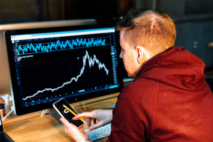 Day-trading được thực hiện trên máy tính lẫn điện thoại