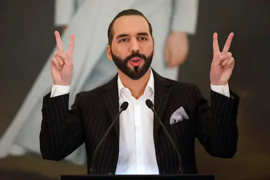 Tổng thống Salvador Nayib Bukele phát biểu tại một cuộc họp báo ở San Salvador hôm Chủ nhật. (Jose Cabezas/Reuters)
