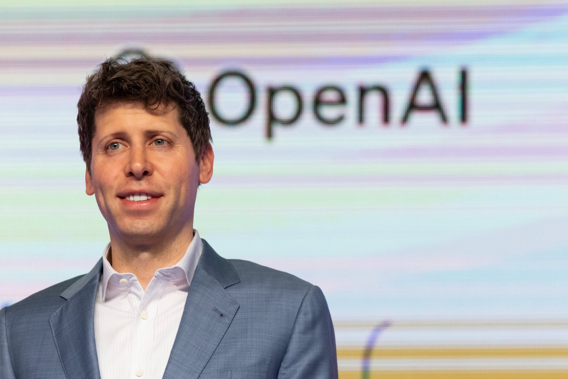 Vào năm 2015, OpenAI được thành lập như một tổ chức phi lợi nhuận để phát triển AI vì lợi ích của nhân loại. Altman và CEO của Tesla Elon Musk là đồng chủ tịch của tổ chức.